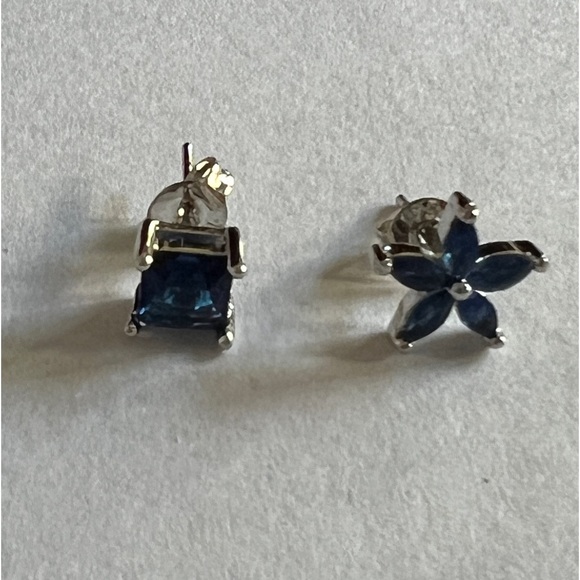 Two purposely mismatched stud earrings - Picture 2 of 4